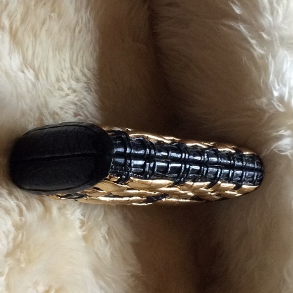 Clutch. - Picture 4 of 5